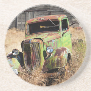 Posavasos Coche oxidándose frente a una granja abandonada