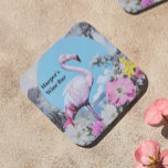 Posavasos Collage de flamenco rosa retro<br><div class="desc">Este diseño de inspiración retro presenta un flamingo audaz de color rosa pastel con un fondo azul brillante que crea un contraste sereno pero sorprendente. Alrededor del flamingo, delicadas flores en tonos rosas, amarillos y blancos evocan un ambiente de jardín vintage de ensueño, que combina la naturaleza y el arte...</div>