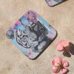 Posavasos Collage de tigres y mariposas pop retro<br><div class="desc">Infunde tu espacio con elegancia audaz a través de este diseño estético de coqueta. Con un tigre llamativo adornado con flores y mariposas suaves, este collage de inspiración retro mezcla elementos feroces y delicados. La mezcla de acentos de casa rosados y detalles vibrantes crea una vibrante y poderosa atmósfera, perfecta...</div>