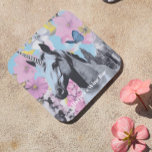 Posavasos Collage retro coqueta rosa y azul de unicornio<br><div class="desc">Añade un toque caprichoso a tu espacio con este diseño estético de coqueta con un majestuoso unicornio sobre un marco de ensueño de rosa pastel y flores. El collage retro combina una criatura mágica con elementos artísticos audaces, creando una visión encantadora. Perfecto para añadir un encanto lúdico pero sofisticado, este...</div>