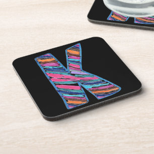 Posavasos Colorida letra K multicolor como en Kay sobre negr