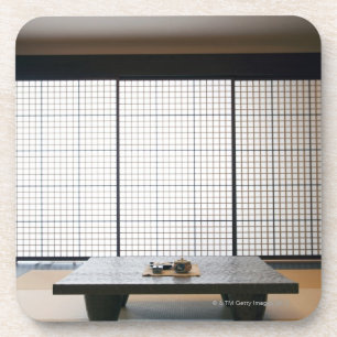 Posavasos con la tabla de madera y el tatami moderno del