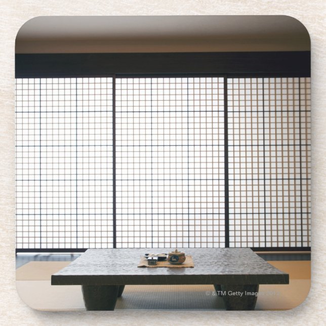 Posavasos con la tabla de madera y el tatami moderno del (Frente)