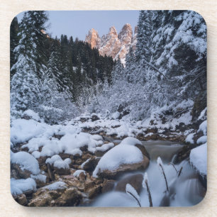 Posavasos Cordillera montañosa Geisler cubierta de nieve