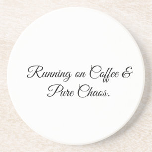 Posavasos Corriendo con Café y Caos Puro.