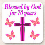 POSAVASOS CRISTIAN PINK 70TH BIRTHDAY CROSS DISEÑN<br><div class="desc">Este cristiano y alegre de 70 años adorará celebrar cumplir 70 años con este hermoso diseño de 70 años de cruz rosa y mariposa en Tees, bolsas de té, tazas, almohadas y regalos. Delibera a su espiritual y a su Dios amando a los 70 años con un regalo de cumpleaños...</div>