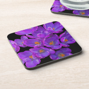 Posavasos Crocus de primavera morados sobre floral negro