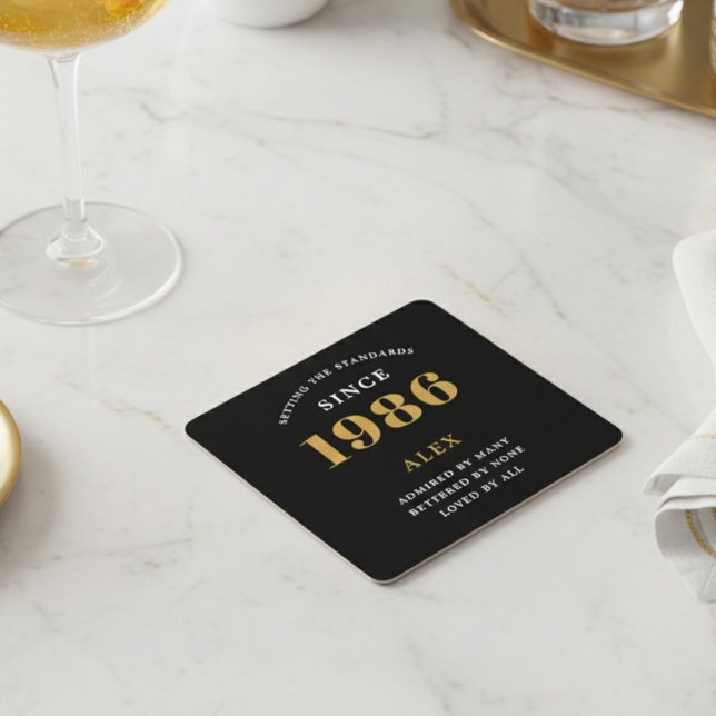 Posavasos Cuadrado De Papel 40th Birthday Name 1986 Year Black Gold Custom (1986 paper coaster. White background.)