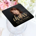 Posavasos Cuadrado De Papel 50.ª Fotomontaje De Fiesta De Cumpleaños<br><div class="desc">Esta montaña rusa de papel de 50 años personalizado presenta la foto personalizada, nombre y cumpleaños del invitado de honor, junto con la palabra "Saludos" en un elegante guión de caligrafía de color dorado. Una pantalla oscura ayuda a hacer que el texto aparezca. ¡Una gran manera de celebrar a alguien...</div>