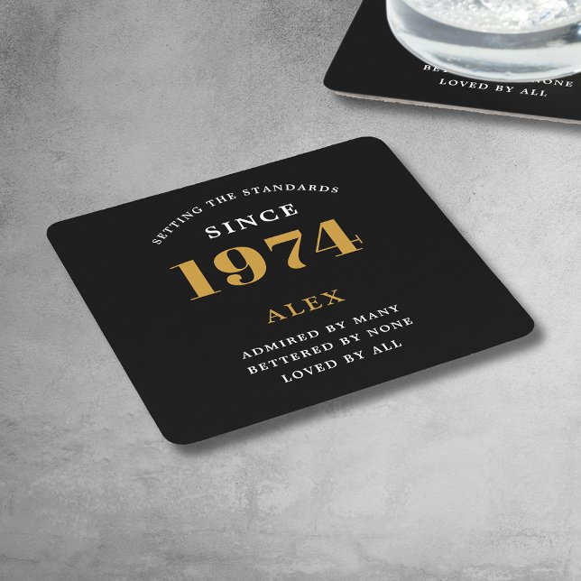 Posavasos Cuadrado De Papel 50.º Nombramiento de cumpleaños 1974 Moda elegante (Premium 50th Birthday Black and Gold Personalized Paper Coasters - Celebration Elegance.)