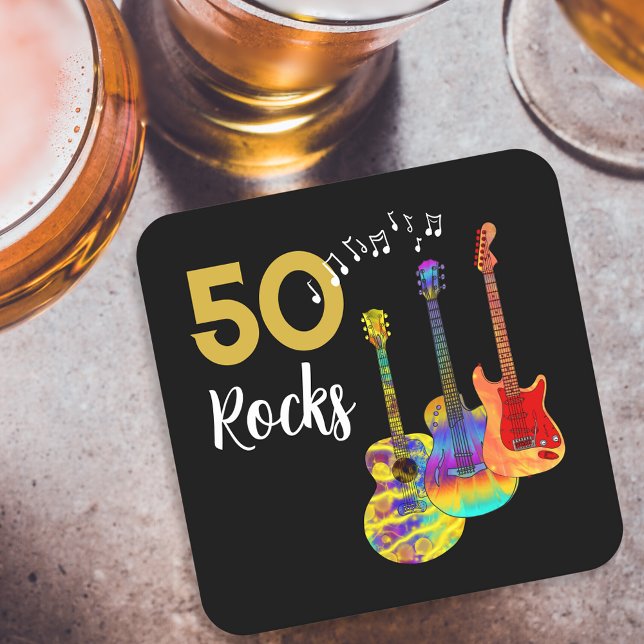 Posavasos Cuadrado De Papel 50 Rocks 50 cumpleaños (Rock and roll 50th birthday party paper coasters cool funky guitars black and gold 50 rocks for him)
