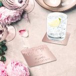 Posavasos Cuadrado De Papel 60 cumpleaños rosa de color oro purpurina goteo no<br><div class="desc">Una montaña rusa para una fiesta glamurosa de cumpleaños número 60 con los chicas. Un falso fondo dorado rosa con un elegante purpurina de oro falso rosa gotea, pinta goteo. El texto: El nombre está escrito en oro rosa oscuro con una escritura de estilo moderno con letras a mano. Tempate...</div>