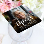 Posavasos Cuadrado De Papel 80.ª festividad de cumpleaños Foto de White Script<br><div class="desc">Esta montaña rusa de papel de personalizado para el 80 cumpleaños presenta la foto personalizada, nombre y cumpleaños del invitado de honor, junto con la palabra "Cheers" en un elegante guión de caligrafía blanca. Una pantalla oscura ayuda a hacer que el texto aparezca. ¡Una gran manera de celebrar a alguien...</div>