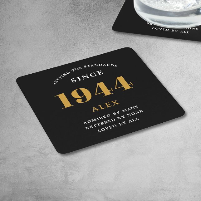 Posavasos Cuadrado De Papel 80.º Nombramiento de cumpleaños 1944 Moda elegante (Premium 80th Birthday Black and Gold Personalized Paper Coasters - Celebration Elegance)