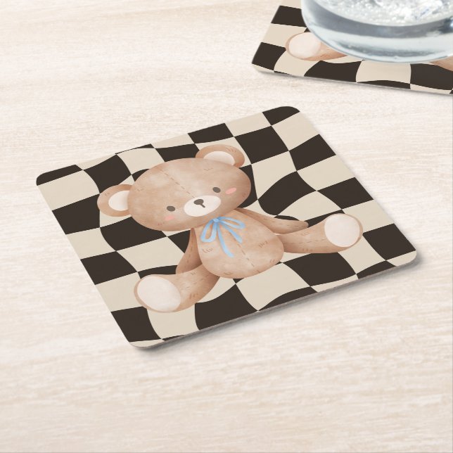 Posavasos Cuadrado De Papel Baby Shower Bear on Checkerboard Luncheon (En perspectiva)