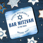 Posavasos Cuadrado De Papel Bar Mitzvah Relieve metalizado azul Típografía mod<br><div class="desc">¡Siéntete orgulloso, regocijo y exhibe este hito de tu Bar Mitzvah favorito! Celebra con esta audaz, impresionante, simple, moderna, montaña de papel personalizado. Faux pinceladas metálicas de Relieve metalizado azul claro, tipografía azul marino y una estrella azul marino de David superponen un fondo blanco y limpio. Personalice con el nombre...</div>