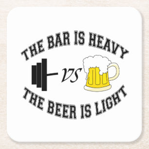 Posavasos Cuadrado De Papel Barbell frente a cerveza