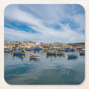 Posavasos Cuadrado De Papel Barcos de pesca tradicionales y coloridos en el pu