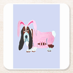 Posavasos Cuadrado De Papel Basset Hound con traje de conejo