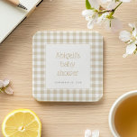 Posavasos Cuadrado De Papel Beige Gingham Check Rustic Baby Shower<br><div class="desc">Una clásica marca de verificación de gingham de color beige enmarca un rectángulo blanco con esquinas redondeadas y un delgado borde beige, con el nombre de la futura madre y las palabras "baby ducha" en una tipografía beige encantadora. Agregue la fecha siguiente en el tipo de letra gris sans serif....</div>