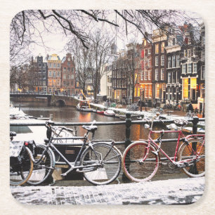Posavasos Cuadrado De Papel Bicicletas en la nieve en Amsterdam