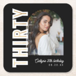 Posavasos Cuadrado De Papel Black Modern THIRTY Arch Foto 30 cumpleaños<br><div class="desc">Black Modern THIRTY Arch Foto 30th Birthday Paper Coaster. Este elegante diseño presenta un fondo negro que se puede cambiar a cualquier color,  un marcador de posición de fotos en arco que se puede reemplazar fácilmente con el propio,  'THIRTY' en negrita sans-serif con Relieve metalizado falso oro en línea.</div>
