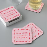 Posavasos Cuadrado De Papel Boda de marco moderno rosa y rojo ondulado<br><div class="desc">Añada un toque elegante a su recepción de bodas, cena de ensayo, fiesta de compromiso o ducha de bodas con estos embutidos de papel de color rosa moderno y marrón rojo. Las catas retro boda muestran los nombres de la pareja con letras rojas en negrita rodeadas de un borde rojo...</div>