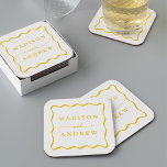 Posavasos Cuadrado De Papel Boda de marco ondulado amarillo moderno<br><div class="desc">Añada un toque elegante a su recepción de bodas, cena de ensayo, fiesta de compromiso o ducha de bodas con estos modernos recubrimientos de papel de marco ondulado amarillo. Las cataratas retro boda muestran los nombres de la pareja con letras amarillas en negrita rodeadas de un borde ondulado amarillo que...</div>