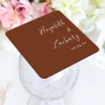 Posavasos Cuadrado De Papel Boda marrón de café con guión moderno<br><div class="desc">Estos sencillos y modernos favores de montaña boda presentan texto blanco alineado al margen derecho sobre un fondo café marrón. Añada los nombres de la novia y del novio en una caligrafía elegante de escritura a mano.</div>