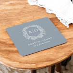 Posavasos Cuadrado De Papel Boda Monograma moderno Escudo azul turbio<br><div class="desc">Añada un toque elegante a su celebración con la escayola de papel cuadrada del Escudo Monograma Moderno. Con un sofisticado diseño de escudo de monograma, estas galerías son perfectas para bodas, fiestas de compromiso o duchas de novias. La elegante forma cuadrada y el papel absorbente de alta calidad protegen las...</div>