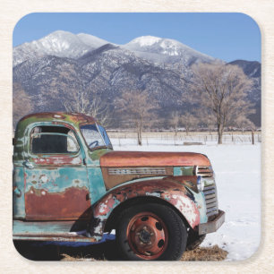 Posavasos Cuadrado De Papel Camión viejo que se sienta en el campo