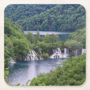 Posavasos Cuadrado De Papel Cascada de cascada con bosque verde en Croacia
