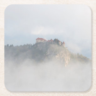 Posavasos Cuadrado De Papel Castillo sangrado rodeado por las nubes