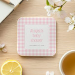 Posavasos Cuadrado De Papel Chicas rusos Rosados Gingham Check Baby Shower<br><div class="desc">Un patrón clásico de chequeo de gingham rosa enmarca un rectángulo blanco con esquinas redondeadas y un delgado borde rosa, con el nombre de la futura madre y las palabras "baby ducha" en una tipografía rosa encantadora. Agregue la fecha siguiente en el tipo de letra gris sans serif. Ideal para...</div>