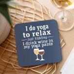 Posavasos Cuadrado De Papel Cita de vino divertida - Bebo vino en pantalones d<br><div class="desc">Un poco de humor para beber que puedes pasarle a tus amigas amantes del vino. Hacerles reír con este regalo humorístico de mordaza o elefante blanco. Hago yoga para relajarme - bromeando - bebo vino en mis pantalones de yoga.</div>