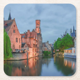 Posavasos Cuadrado De Papel Ciudad antigua y torre Belfry de noche en Brujas