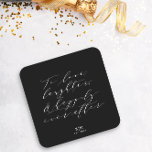 Posavasos Cuadrado De Papel Classic To Love Laughter Cita Boda Blanco Negro<br><div class="desc">Añade un toque de moda a tu hora de cóctel o fiesta de compromiso con esta montaña de papel. El diseño presenta la cita "Amar, reír y felices para siempre" en una tipografía de escritura clásica y 2 líneas de texto, genial para tu monograma, nombres y el año de tu...</div>