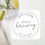 Posavasos Cuadrado De Papel El amor elegante moderno es el Boda en proceso<br><div class="desc">Monstruo de boda diseñado por personalizados que presenta un diseño moderno y elegante en blanco y negro con el nombre "Love is Brewing".</div>