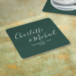 Posavasos Cuadrado De Papel Elegante Boda verde esmeralda con guión de firma<br><div class="desc">Elegantes gallos de boda verde esmeralda personalizados con nombres de estilo de firma y su fecha especial de boda. Diseñado por Thisisnotme©</div>