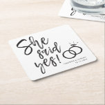 Posavasos Cuadrado De Papel ¡Ella Dijo Que Sí! | Grabación de secuencias de co<br><div class="desc">Una divertida y única tirita con letras de guion diseñada específicamente para su futura cena o fiesta de compromiso. Incluye las palabras "¡Ella dijo que sí!" con anillos bodas a su lado. Debajo de esto y encima están los nombres de la novia y el novio y la fecha de compromiso...</div>