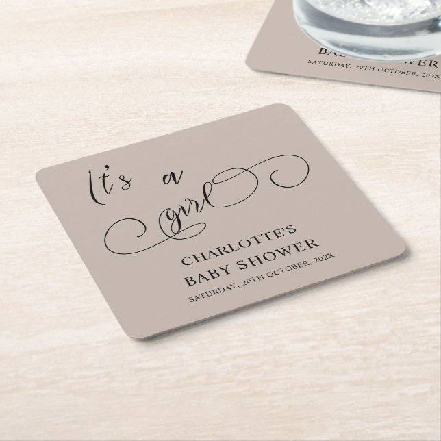 Posavasos Cuadrado De Papel Es un Baby Shower Chica de caligrafía mínima moder (En perspectiva)