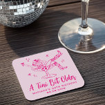 Posavasos Cuadrado De Papel Espectacular fiesta de cumpleaños de tinte un poco<br><div class="desc">Añade un toque de juego a tu celebración de cumpleaños con estas galletitas de papel personalizado "Un poco más antiguas de Trinidad". Con un caprichoso ilustracion de arte de línea dibujado a mano de una mujer sentada en un cristal de martini, vestida con una gorra y botas de vaquera, este...</div>