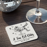 Posavasos Cuadrado De Papel Espectacular fiesta de cumpleaños un poco más anti<br><div class="desc">Añada un toque elegante a su celebración de cumpleaños con estas taras de papel personalizado "A Tini Bit Older", perfectas para fiestas de cumpleaños adultas. Con una moda dibujada a mano ilustracion de arte de una mujer sentada en un vaso de martini mientras se mecía a una gorra y botas...</div>