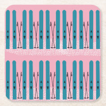 Esquí azul sobre la nieve y fondo rosado