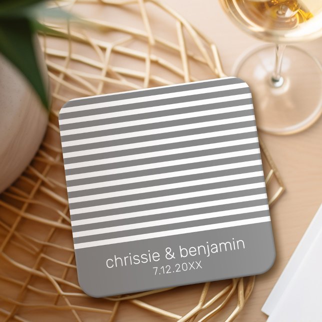 Posavasos Cuadrado De Papel Favor de boda Novia Novio Fecha Rayas Gris Blanco (Wedding Coasters - Personalize with the bride and groom names)