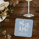 Posavasos Cuadrado De Papel Favor de la boda Sr. Dusty Blue<br><div class="desc">Decoren sus mesas de recepción de bodas y den a sus bodas un divertido recuerdo de su día especial con estas polvorientas galas azules con "Mr & Mrs" escrito en un gran guión blanco y un ilustracion de dos anillos de bodas juntos. Agregue su nombre y fecha de boda.</div>