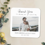 Posavasos Cuadrado De Papel Favor de la Pascua boda con foto<br><div class="desc">Esta simple montaña rusa boda de moda contiene palabras de agradecimiento por encima de tu foto favorita y tus nombres y la fecha por debajo. Hemos elegido un guión cálido y moderno para "Gracias" y hemos añadido "por compartir nuestro día especial" por debajo, con esa línea separada por el bucle...</div>