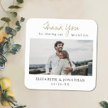 Posavasos Cuadrado De Papel Favor Gold Custom Wedding con foto<br><div class="desc">Esta simple montaña rusa boda de moda contiene palabras de agradecimiento por encima de tu foto favorita y tus nombres y la fecha por debajo. Hemos elegido un guión cálido y moderno para "Gracias" y hemos añadido "por compartir nuestro día especial" por debajo, con esa línea separada por el bucle...</div>