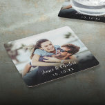 Posavasos Cuadrado De Papel Fecha del guión de foto personalizado minimalista<br><div class="desc">Personaliza tu foto favorita con tus nombres y el año,  creando una memoria única para tus invitados bodas. Diseñado por Thisisnotme©</div>