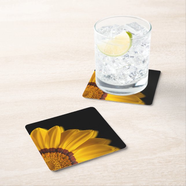 Posavasos Cuadrado De Papel Flor amarilla sobre fondo negro (In situ)